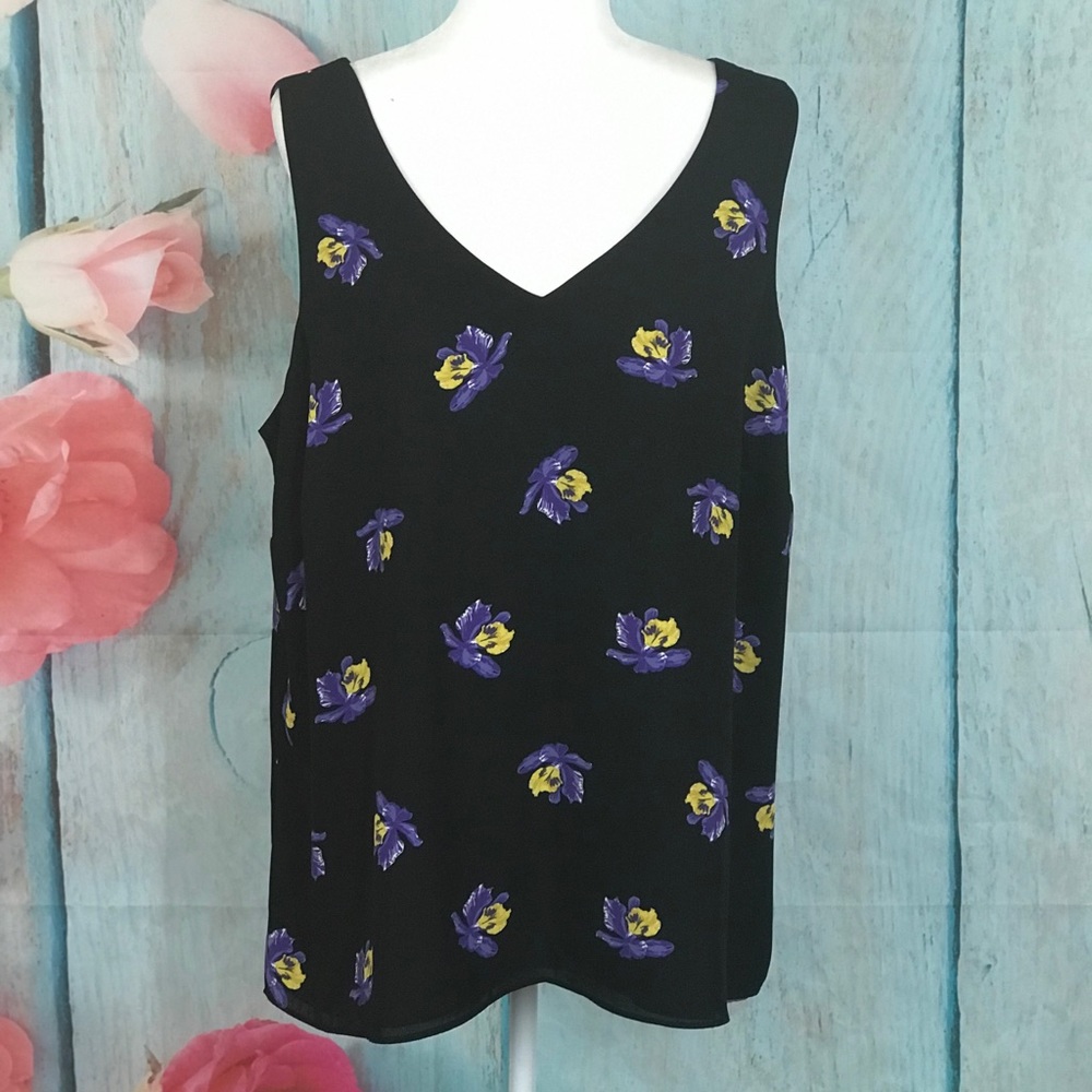Pretty Sleeveless Blouse. Floral pattern